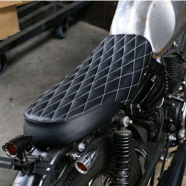 Selle scrambler noir capitonnée café racer